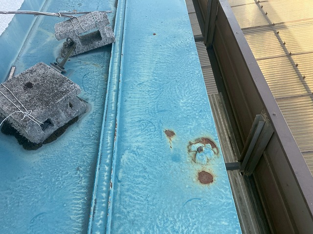 トタン板に穴が開いている